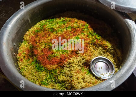 Bunte Reis ist der Hintergrund. Traditionelle indische Küche. Briany im Topf. Kochen Street Food. Stockfoto