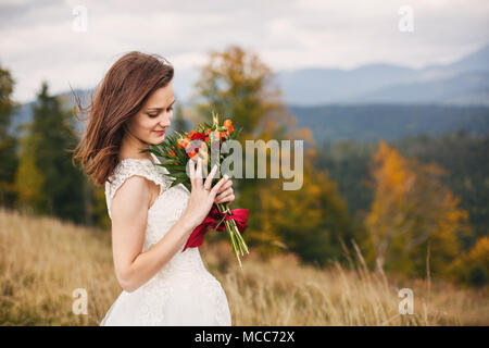 Wunderschöne Braut Portrait, elegante Frau im weißen Brautkleid, Stockfoto