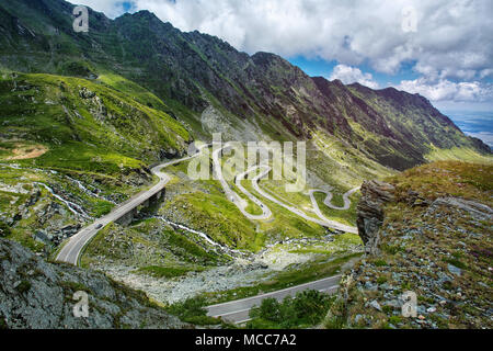 Transfagarasan Pass im Sommer. Kreuzung Karpaten in Rumänien Stockfoto