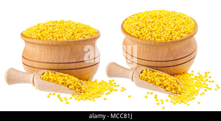 Isolierte Hirse. Hölzerne Schüssel und Schaufel mit Hirse grobgrieß auf weißem Hintergrund. Close-up. Sammlung Stockfoto