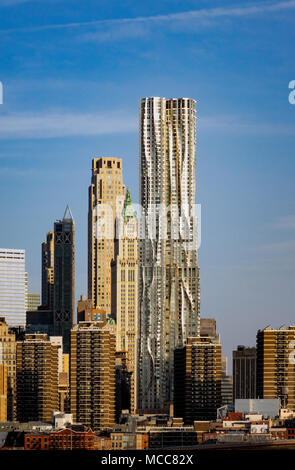 8 Spruce Street, einem modernen Wolkenkratzer von Frank Gehry entworfenen (Beekman Tower) im Finanzdistrikt Stockfoto