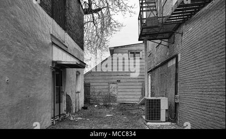 Kleine Gasse in Schwarz und Weiß Stockfoto