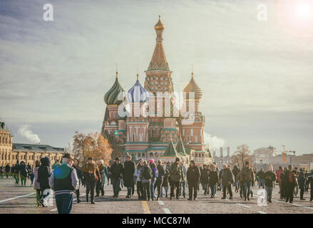 Moskau, Russland - November 02, 2017. Menschen zu Fuß auf dem Roten Platz in Moskau, Russland. Der Rote Platz bleibt, wie es für Jahrhunderte gewesen ist, das Herz und die so Stockfoto