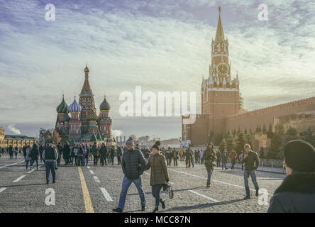 Moskau, Russland - November 02, 2017. Menschen zu Fuß auf dem Roten Platz in Moskau, Russland. Der Rote Platz bleibt, wie es für Jahrhunderte gewesen ist, das Herz und die so Stockfoto