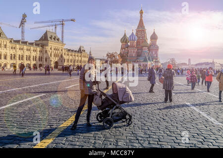 Moskau, Russland - November 02, 2017. Menschen zu Fuß auf dem Roten Platz in Moskau, Russland. Der Rote Platz bleibt, wie es für Jahrhunderte gewesen ist, das Herz und die so Stockfoto