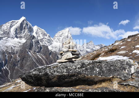 Vor Cholatse Peak in der Nähe von Pheriche, Nepal Cairn Stockfoto