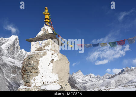 Stupa in der Nähe von Dingboche, Nepal, und Cholatse Peak im Hintergrund Stockfoto