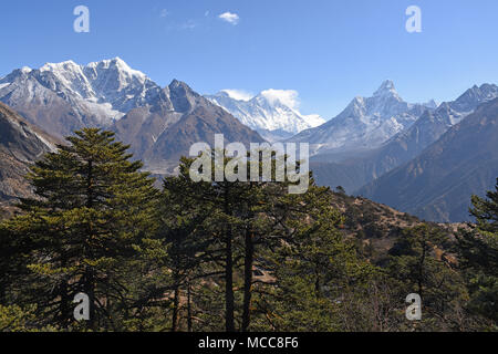 Blick auf Everest, Lhotse, Nuptse und Ama Dablam aus Khumjung, Nepal Stockfoto