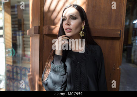Frau gekleidet in Abaya in den Alten Markt. Stockfoto