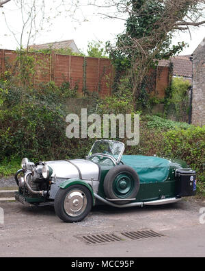 April 2018 - Sammlung von offenen Dreiräder Autos in der Somerset Village von Cheddar. Stockfoto