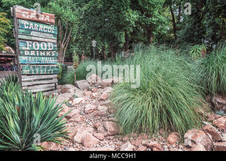 Kaatsheuvel, Niederlande, 19. August 2017: Rock Garden mit Werbung für ein Restaurant in der Freizeitpark Efteling Stockfoto