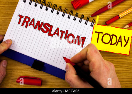 Handschrift text Übersetzung Motivationale nennen. Begriff Sinne verwandeln Wörter oder Texte in einer anderen Sprache von Marker in der Hand Notebook geschrieben Holz- Stockfoto