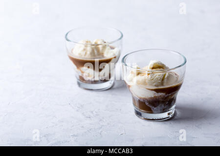 Hausgemachte affogato, traditionelle italienische Dessert mit Vanille Eis und Espresso auf hellgrau Tabelle Stockfoto