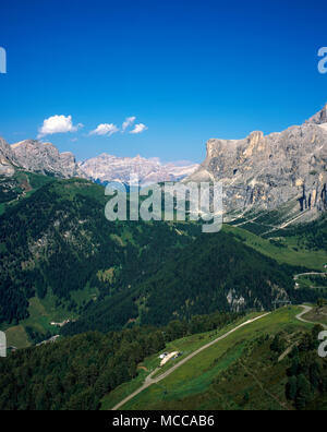 Die Grödner Joch grodner zwischen der Sella Gruppe und Grand Cir der Fanes Massiv im Abstand Wolkenstein Gröden Dolomiten Italien Stockfoto