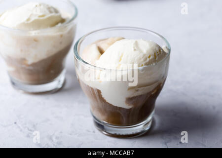 Hausgemachte affogato, traditionelle italienische Dessert mit Vanille Eis und Espresso auf hellgrau Tabelle Stockfoto