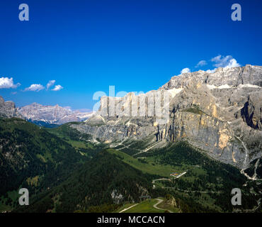 Die Grödner Joch grodner zwischen der Sella Gruppe und Grand Cir der Fanes Massiv im Abstand Wolkenstein Gröden Dolomiten Italien Stockfoto