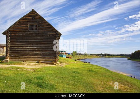 Sibirische Dorf am Ufer des Flusses. Ist eine alte verwitterte Kaufmann Schuppen von Lärche im 18. und 19. Jahrhundert Stockfoto