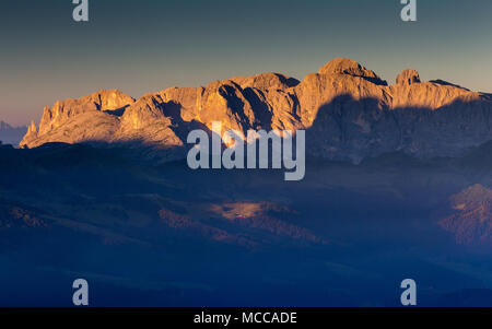 Sonnenlicht bei Sonnenaufgang, Alpenglow auf der Rosengarten-Gruppe, die Dolomiten des Trentino. Italienische Alpen. Europa. Stockfoto