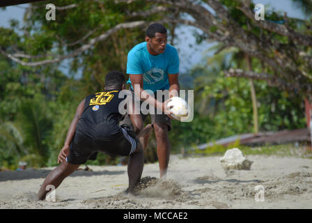 Fidschi Männer spielen Rugby auf Palm Beach, Nadi, Fidschi. Stockfoto