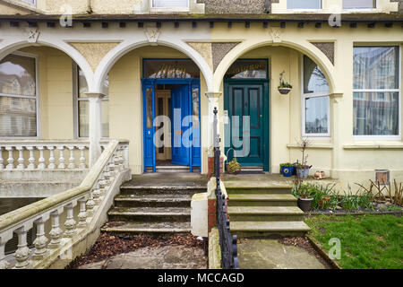 Albion und Avon Haus Namen über Türen an der viktorianischen Häuser in Douglas, Isle of Man Stockfoto