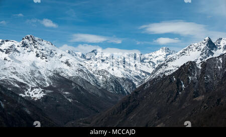 Panoramablick auf hohe Berge und schneebedeckte Bergrücken in grosser Höhe in den Alpen Stockfoto