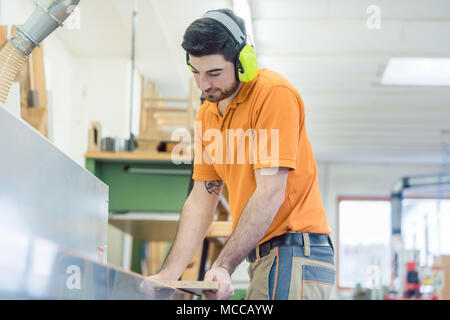 Tischler in Möbel Fabrik auf Maschine Stockfoto