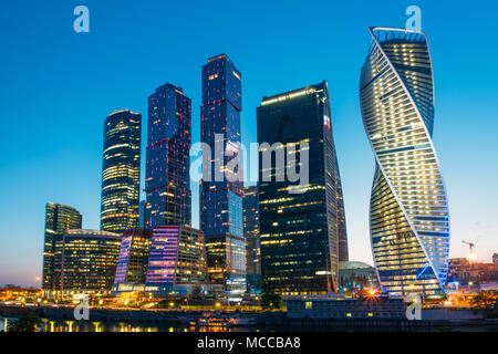 Gebäude der Stadt Moskau Komplex der Hochhäuser am Abend In Moskau, Russland. Business Center für moderne Moskau Stockfoto