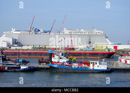 Norwegische Bliss Kreuzfahrtschiff mit der endgültigen Konstruktion arbeitet im Hafen, in Eemshaven, Niederlande. Stockfoto