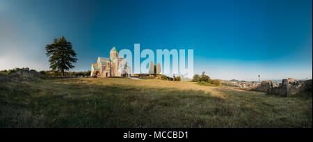 Kutaisi, Georgien. Panorama von Bagrati Kathedrale. UNESCO-Weltkulturerbe. Wahrzeichen, Meisterwerk der mittelalterlichen georgianische Architektur. Stockfoto