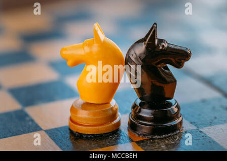 Schach Schachfiguren auf alten Vintage Schachbrett Stockfoto