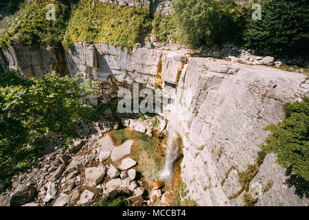 Kinchkha Wasserfall, Kinchkhaferdi Straße, Kinchkhaperdi. - Okatse Kinchkha Wasserfall Naturdenkmal in der Nähe von kutaissi In Imereti Region in Georgien. Berühmte Stockfoto