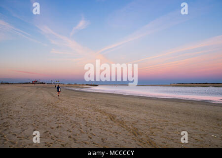 Sonnenuntergang Blick auf die lokalen Strand in Fuseta, Ria Formosa Natural Park, Portugal Stockfoto