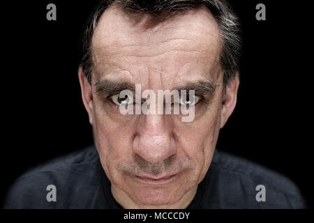 Dramatisch hoher Kontrast Portrait von Angry bedrohlichen Mann Stockfoto