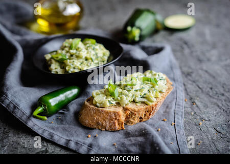 Gesunde vegetarische Verbreitung von Zucchini, Frühlingszwiebeln, Knoblauch und Sahne Käse gemacht Stockfoto