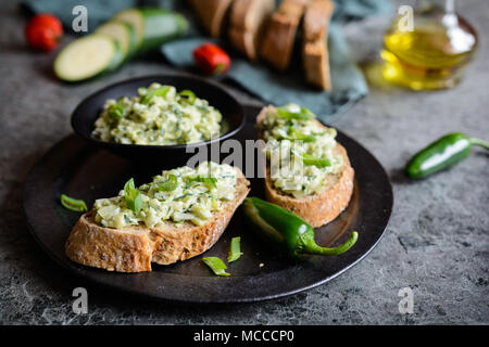 Gesunde vegetarische Verbreitung von Zucchini, Frühlingszwiebeln, Knoblauch und Sahne Käse gemacht Stockfoto