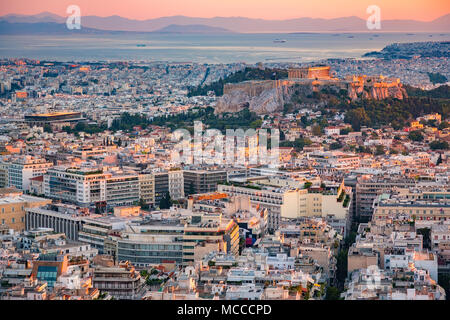 Luftaufnahme auf Athen, Griechenland bei Sonnenuntergang Stockfoto