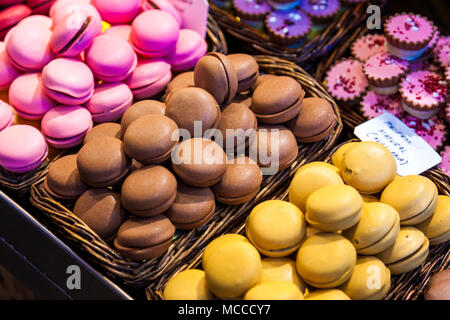 Spanisch Makkaroni an einem Bonbons an der Markt La Boqueria in Barcelona, Spanien Abschaltdruck Stockfoto