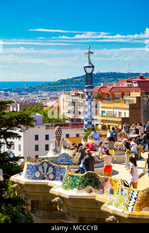 Malerische Aussicht über die Stadt und die Menschen auf dem Dach der Griechischen Theater (aka Natur Platz) im Park Güell, Barcelona, Spanien Stockfoto