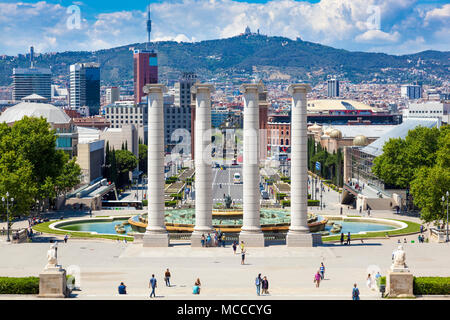 Die vier Spalten (Les Quatre Columnes), der Magische Brunnen und Blick auf die Stadt vom Berg Montjuic, Barcelona, Spanien Stockfoto