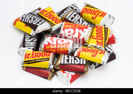 Ein Haufen von Miniatur Schokoriegel Hershey's, in Milchschokolade, Herr gute Bars, Krackel bars und Spezielle dunkle Schokolade Aromen isoliert. Stockfoto