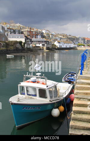 Fischerboot im idyllischen Hafen von Falmouth in Cornwall, England, Großbritannien festgemacht, PETER GRANT Stockfoto