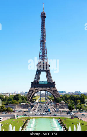 Eiffel-Turm aus den Brunnen des Trocadero gesehen. Stockfoto