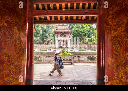 Vietnamesin, die traditionelle hat man in den dritten Hof der Tempel der Literatur (Vietnamesisch: Văn Miếu) ein Tempel des Konfuzius in Hanoi. Stockfoto