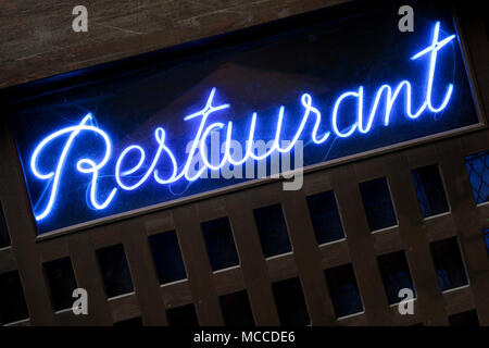 Neon blue Restaurant Zeichen closeup Stockfoto