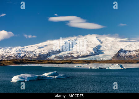 Eisberge Gekalbt in Jökulsárlón Lagune Gletscher Breiðamerkurjökull kommen aus Öraefajökull Vulkan entlang der Südküste Islands Stockfoto