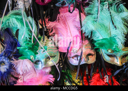 Mardi Gras Masken in New Orleans, Louisiana, USA. Verschiedene bunte Masken auf Anzeige, Pink, Grün, Rot, Gelb, Inlcuding und Lila. Stockfoto