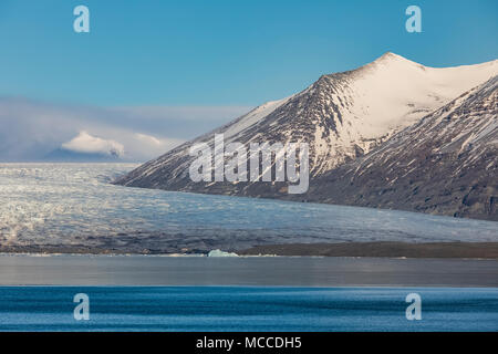 Eisberge Gekalbt in Jökulsárlón Lagune Gletscher Breiðamerkurjökull kommen aus Öraefajökull Vulkan entlang der Südküste Islands Stockfoto