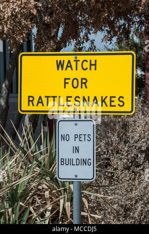 Quanah, Texas. Achten Sie auf klapperschlangen Zeichen an den Rest. Stockfoto