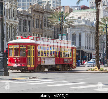 New Orleans, Canal Street Straßenbahn. Farbe Landschaft Bild von roten und gelben Straßenbahn hinunter vorbei an der Canal Street in New Orleans, Louisiana. Stockfoto
