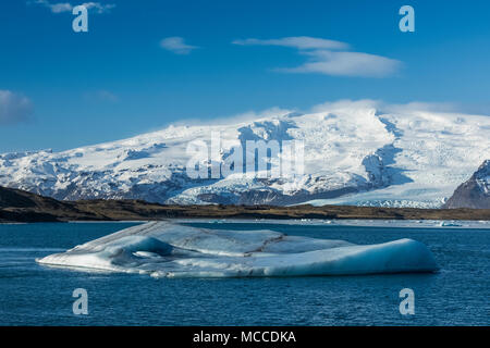 Eisberge Gekalbt in Jökulsárlón Lagune Gletscher Breiðamerkurjökull kommen aus Öraefajökull Vulkan entlang der Südküste Islands Stockfoto